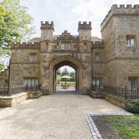 Вилла Castle Gatehouse Уинчкомб Экстерьер фото