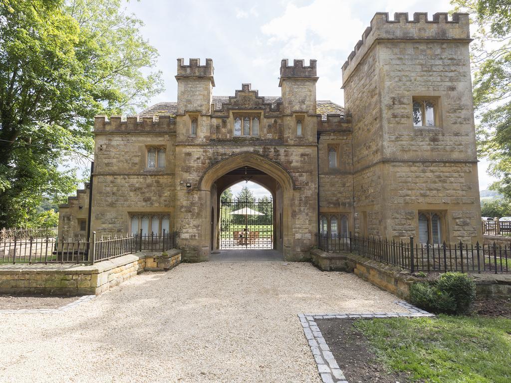 Вилла Castle Gatehouse Уинчкомб Экстерьер фото