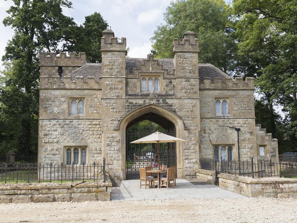 Вилла Castle Gatehouse Уинчкомб Экстерьер фото