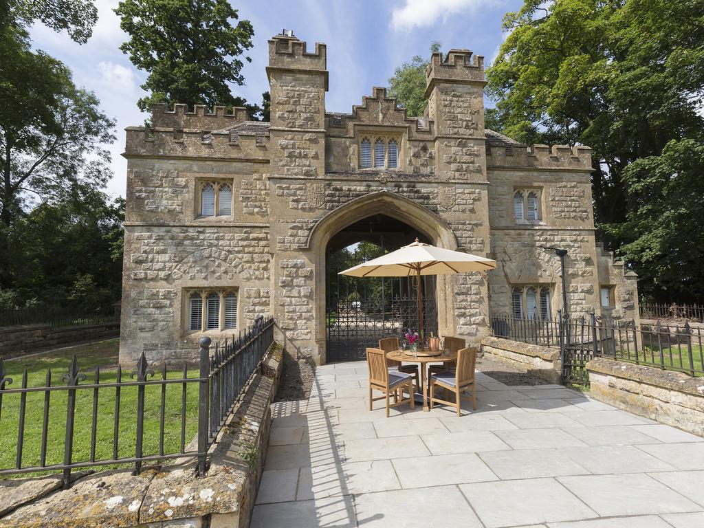 Вилла Castle Gatehouse Уинчкомб Экстерьер фото