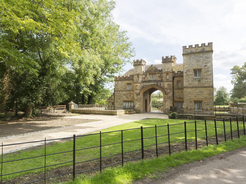 Вилла Castle Gatehouse Уинчкомб Экстерьер фото