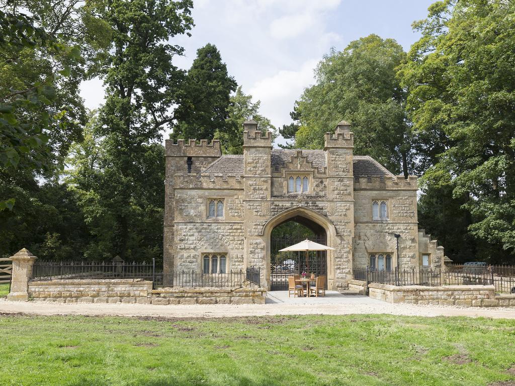 Вилла Castle Gatehouse Уинчкомб Экстерьер фото