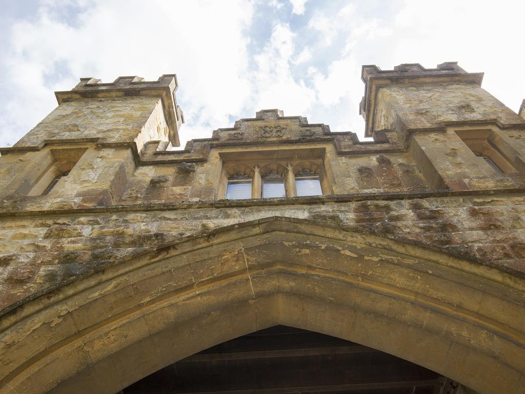 Вилла Castle Gatehouse Уинчкомб Экстерьер фото